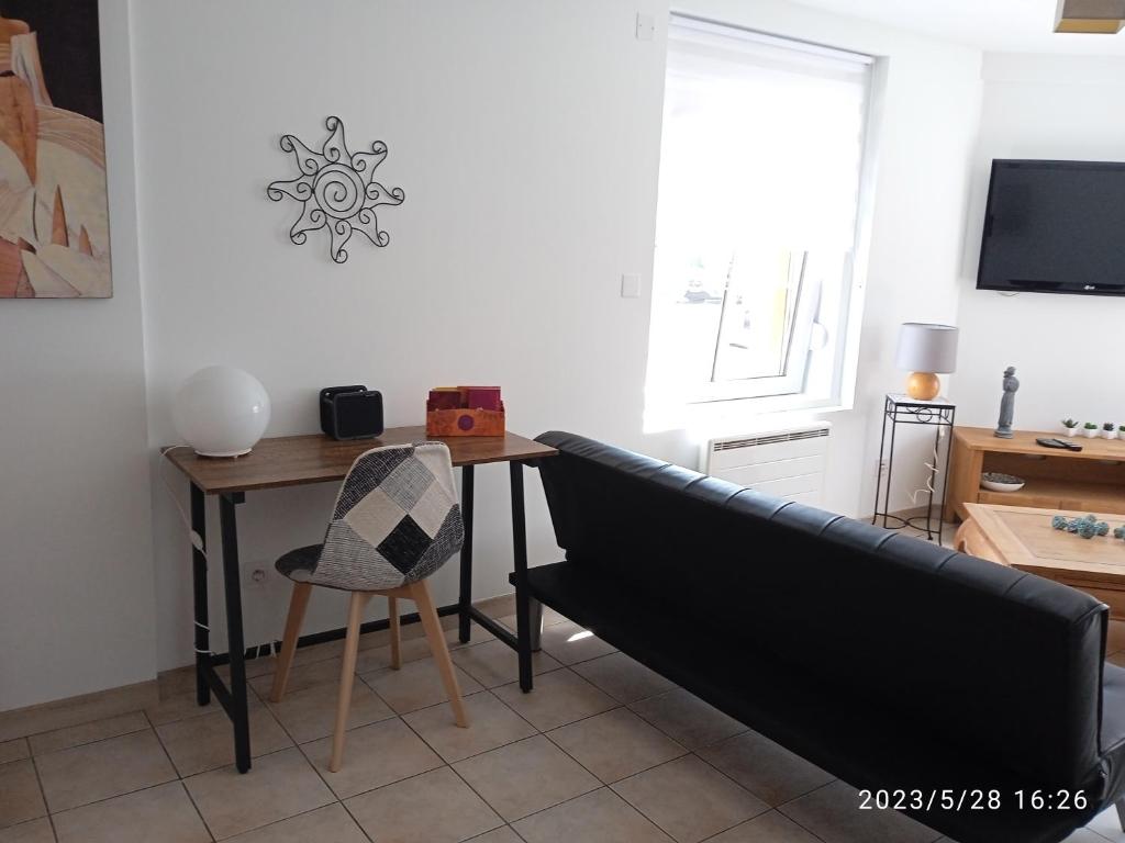 un salon avec une table et un canapé dans l'établissement Comme à la maison, à Calais