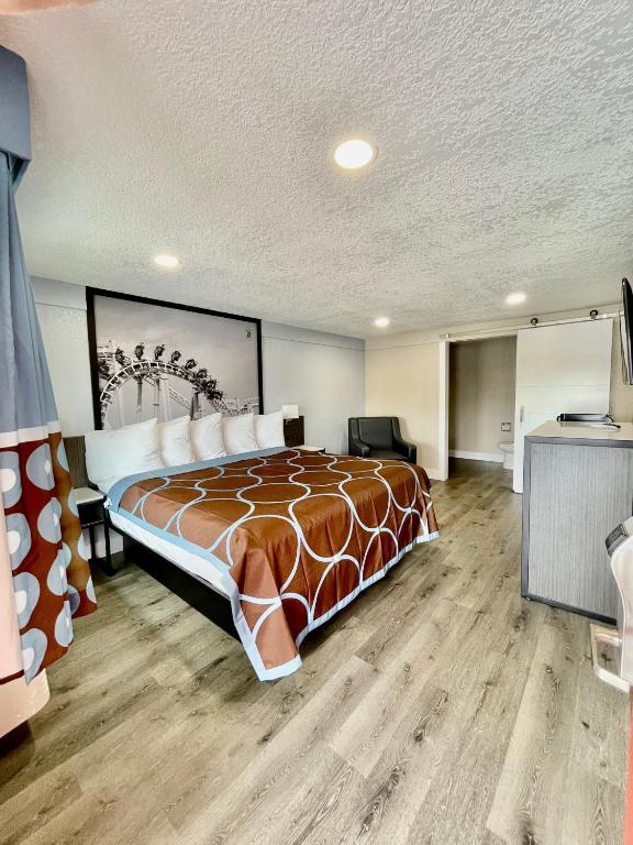 Super 8 by Wyndham Kissimmee-Orlando - 