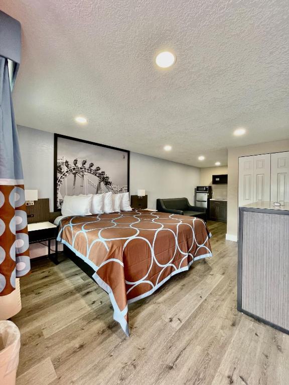 Super 8 by Wyndham Kissimmee-Orlando - 