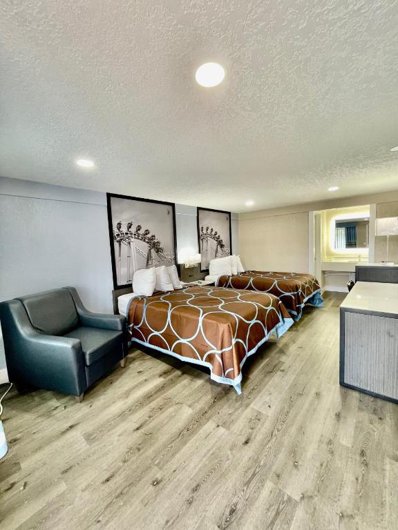 Super 8 by Wyndham Kissimmee-Orlando - 