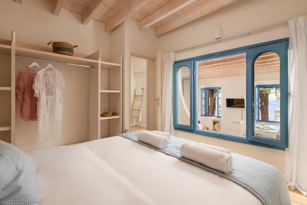 A bed or beds in a room at Cedrus Blue