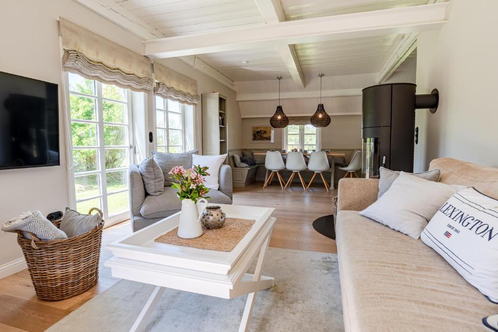a living room with a couch and a table at Green Wening in Borgsum