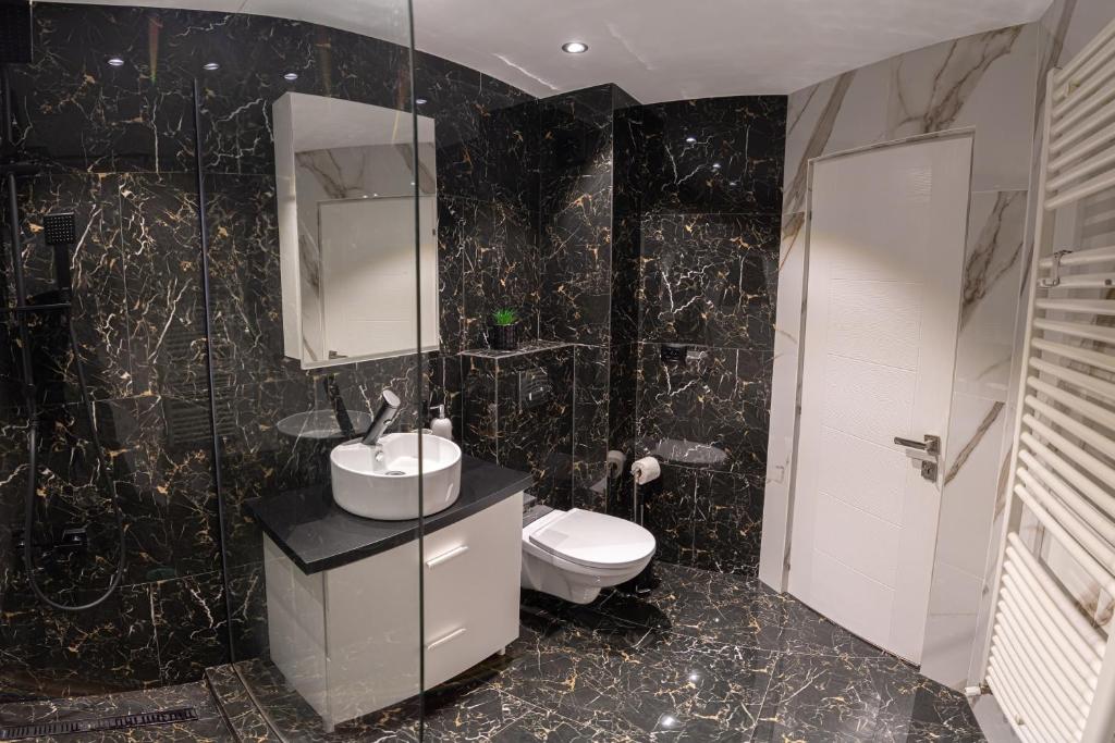 A bathroom at Apartament Florești