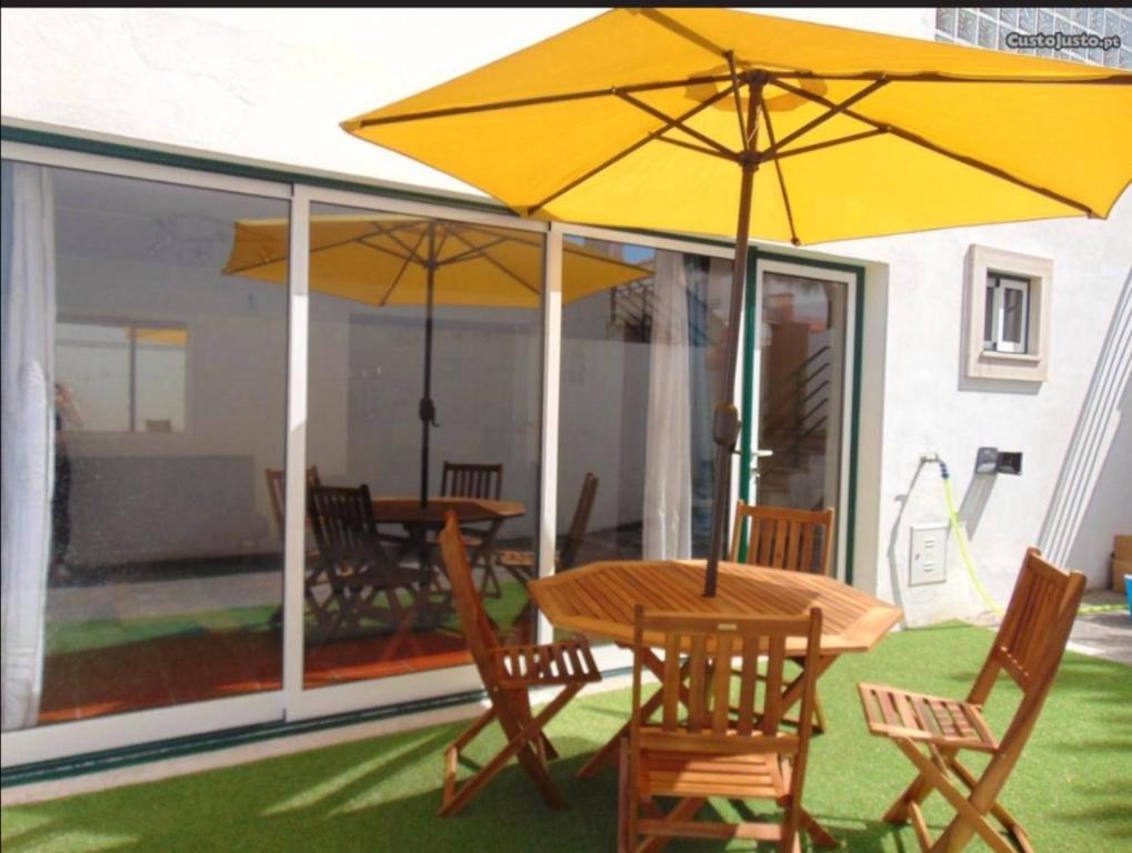 Αίθριο ή υπαίθριος χώρος στο Casinha Rés do Chão na Nazaré com Quintal e Barbecue