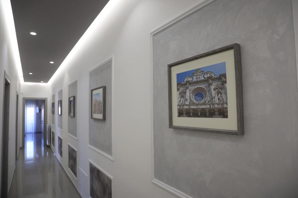 un corridoio con dipinti sulle pareti di un edificio di Civico 49 Bed&Breakfast a Lecce