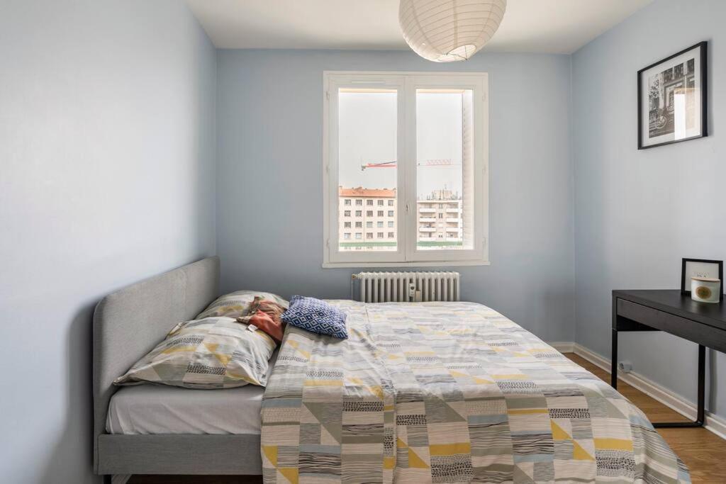 維勒班的住宿－Chambre privée dans appartement meublé.，一间卧室设有一张床和一个窗口