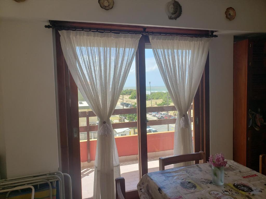 um quarto com uma mesa e uma janela com vista em San Bernardo Frente Al Mar em San Bernardo