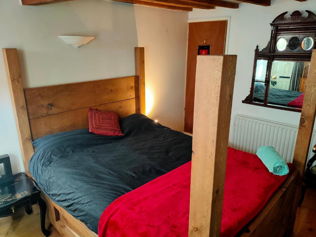 sypialnia z łóżkiem piętrowym i czerwonym kocem w obiekcie Central Nottingham Studio w Nottingham