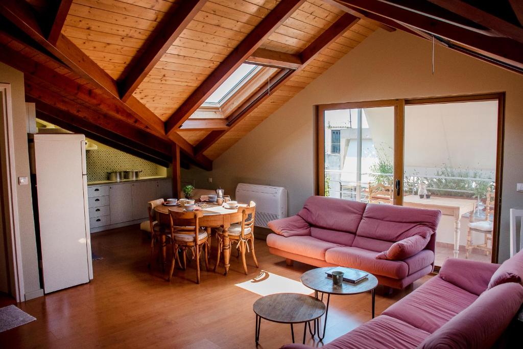 een woonkamer met een bank en een tafel bij Country style attic in the heart of Preveza in Preveza