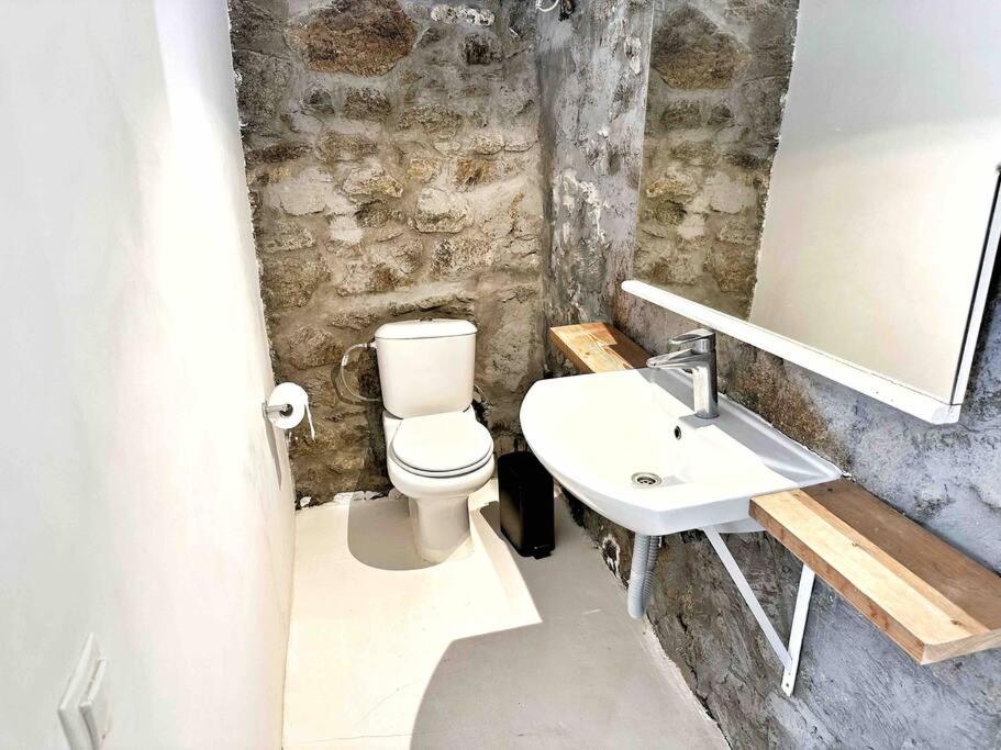 bagno con servizi igienici e lavandino di Mykonos lovely apartment a Mykonos Città