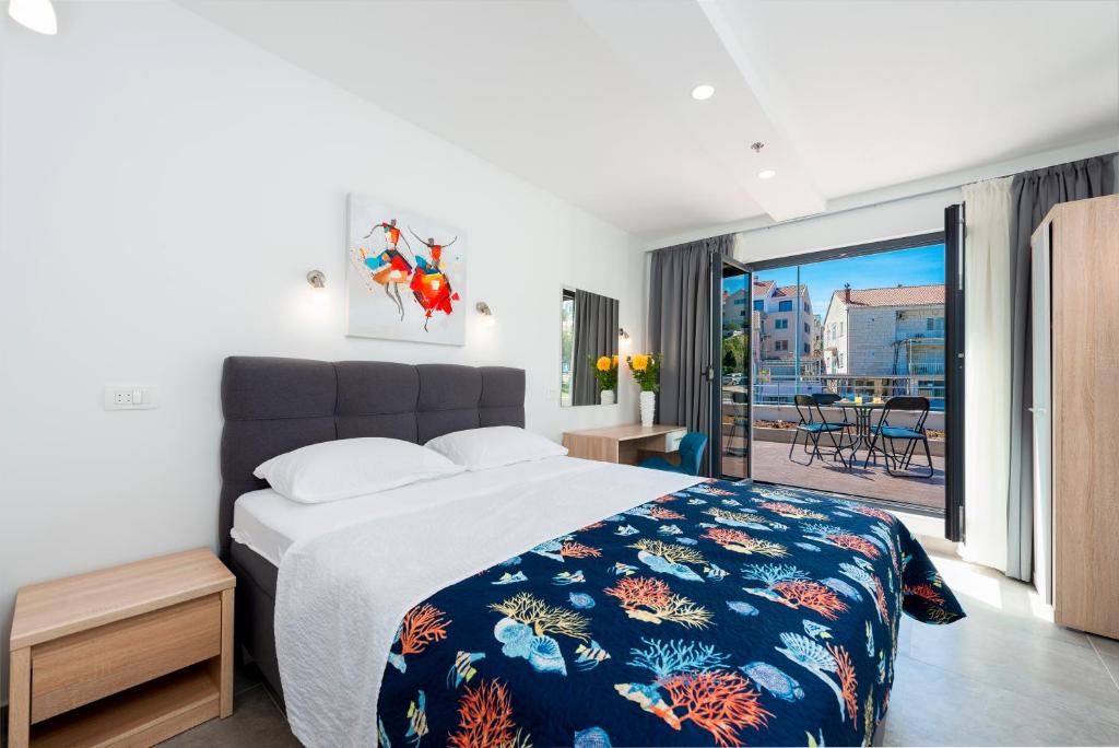 een slaapkamer met een groot bed en een balkon bij Apartment Hope in Dubrovnik