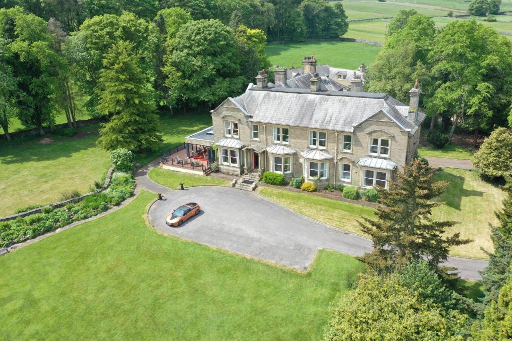 una vista aérea de una casa grande con patio en Thornton Lodge, en Aysgarth