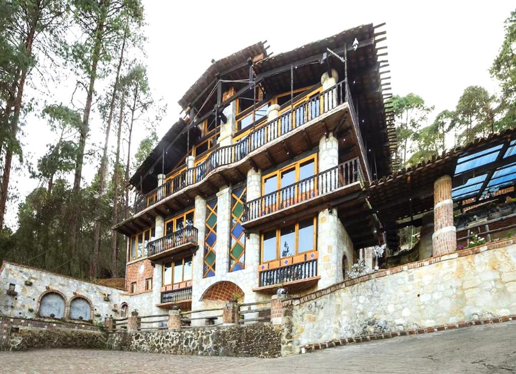 a building with balconies on the side of it at Hotel Boutique El Rincón in Zacatlán