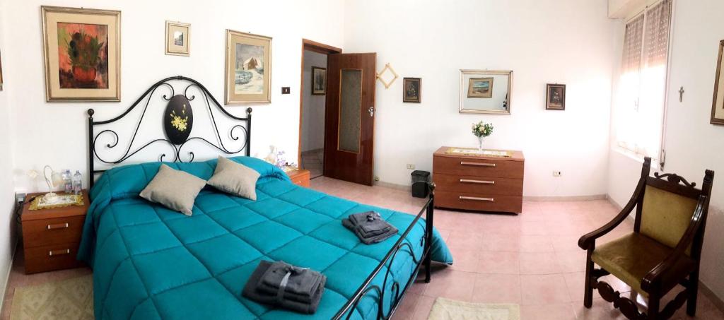 una camera con un grande letto blu di A casa di Maria a Ozieri