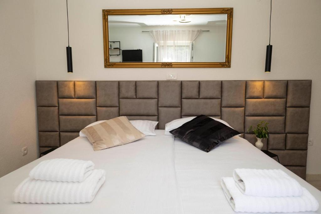 Postel nebo postele na pokoji v ubytování Lučica, Luxury Rooms By the Sea