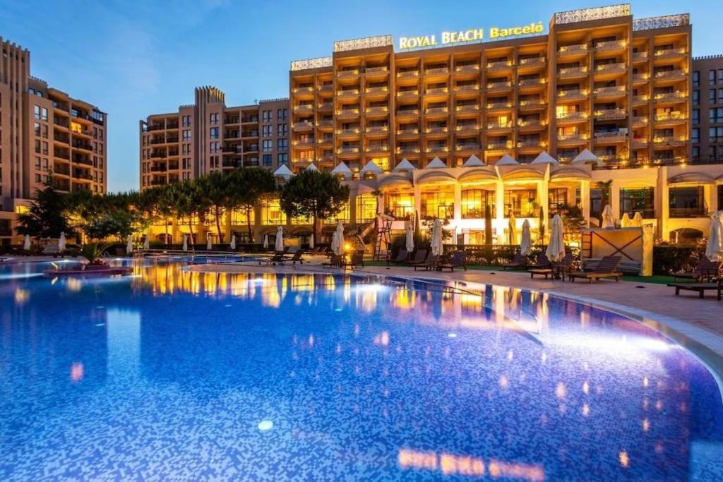Bazén v ubytování Studio in 5 star hotel resort Barcelo Royal Beach nebo v jeho okolí