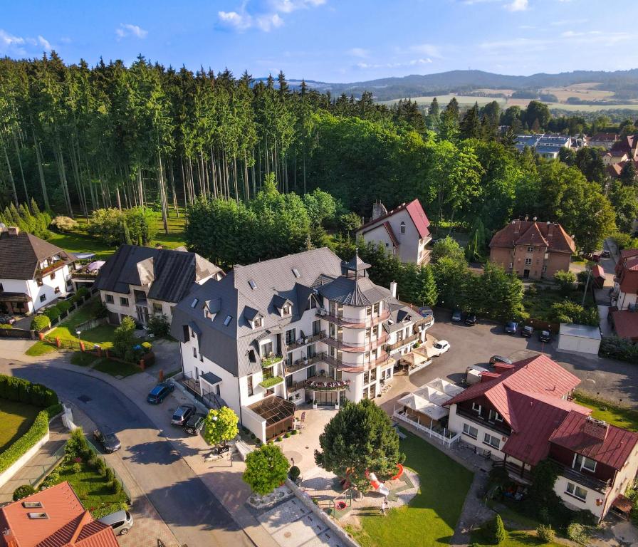 eine Luftansicht eines Hauses in einem Dorf in der Unterkunft Willa Spa Scaliano in Kudowa-Zdrój