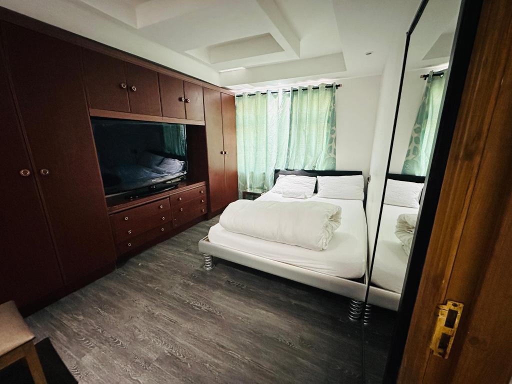 um quarto com uma cama e uma televisão de ecrã plano em UNIQUE ROOMS! 4beds double bed em Farnworth