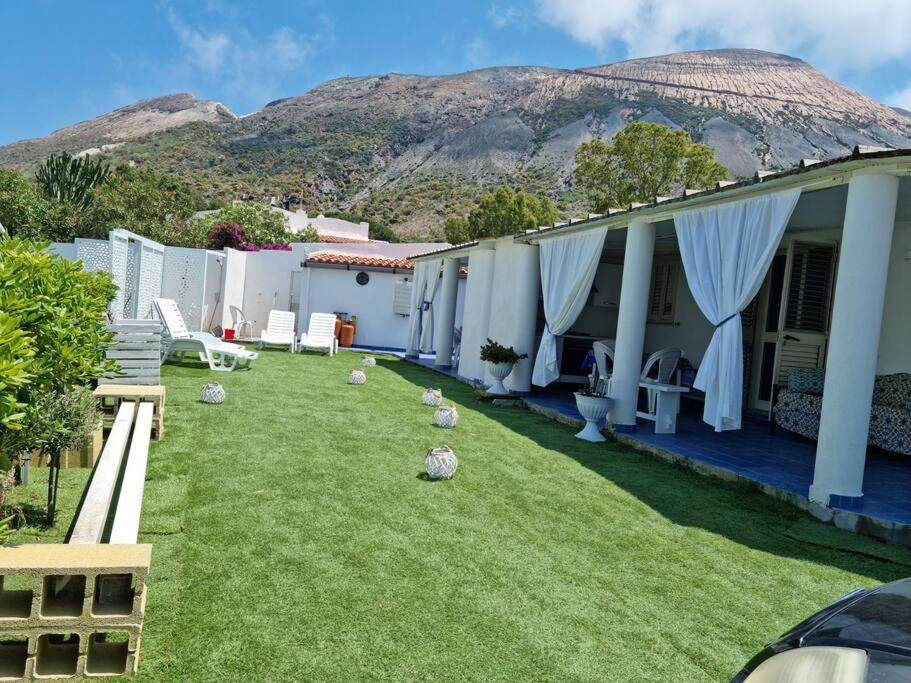 un cortile di una casa con una montagna sullo sfondo di Omarvulcano1 - PROPPRO - isole eolie a Vulcano