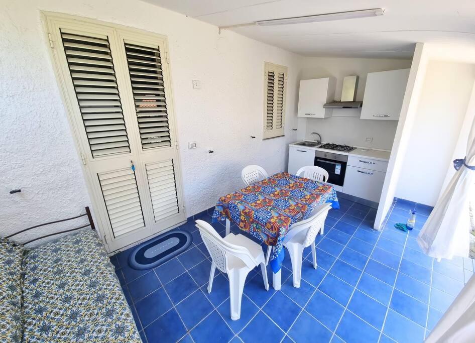 una stanza con tavolo, sedie e cucina di Omarvulcano1 - PROPPRO - isole eolie a Vulcano