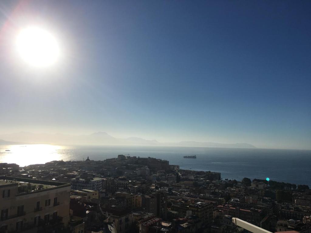 einen Blick auf das Meer von der Spitze eines Gebäudes in der Unterkunft Oliver Luxury Home in Neapel