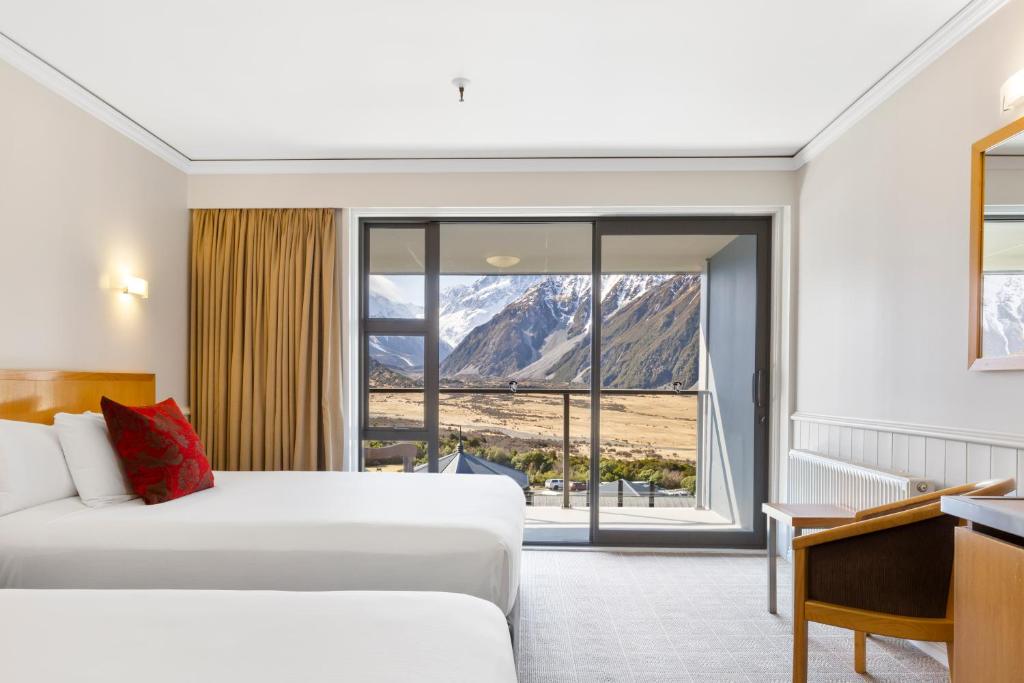 Postel nebo postele na pokoji v ubytování The Hermitage Hotel Mt Cook