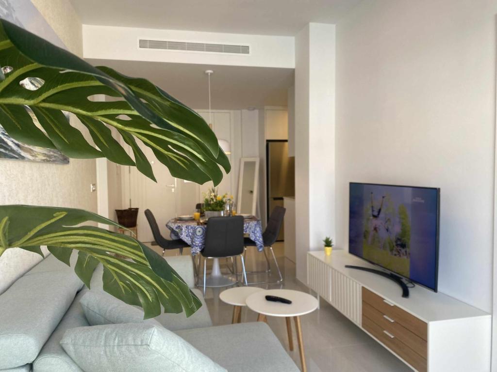 Televízia a/alebo spoločenská miestnosť v ubytovaní Impresionante piso en el centro de Torrevieja
