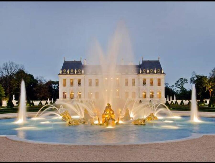 une fontaine devant un bâtiment dans l'établissement Bel appartement /30 min de Paris, à Louveciennes