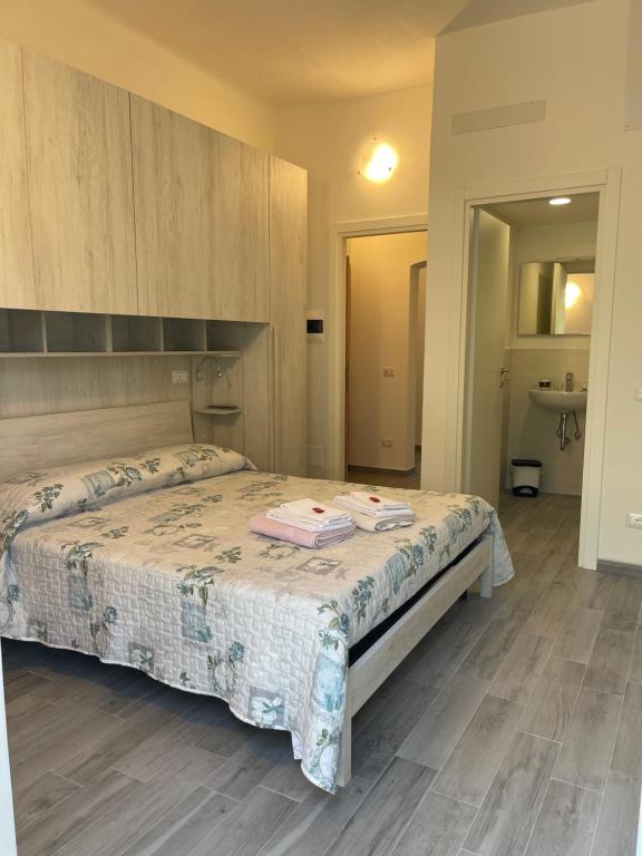 a bedroom with a bed with two towels on it at Alba & Tramonto in Levanto