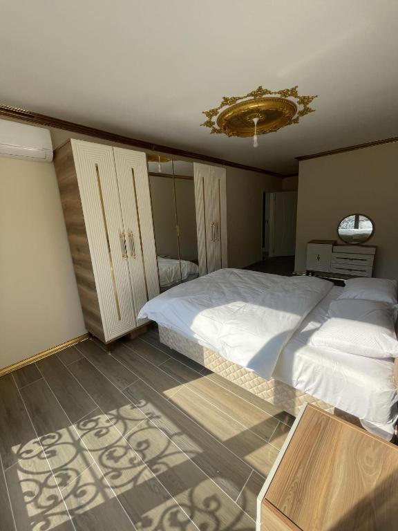 1 dormitorio con 1 cama grande y techo en Yılmaz Bey Konağı, en Termal
