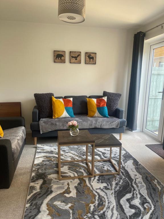 sala de estar con sofá y mesa de centro en Steeple House en Higham Ferrers