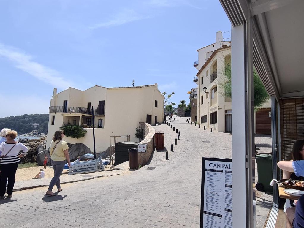 Hostia v ubytovaní Apartment, short walk to the beach