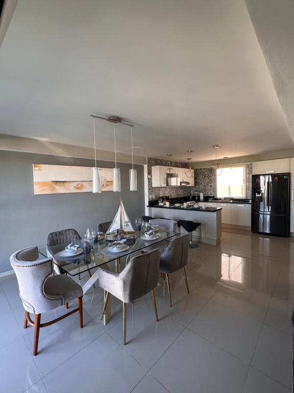 - une salle à manger et une cuisine avec une table et des chaises dans l'établissement BEST LOCATION LUXURY CONDO WITH VAN, à Cancún