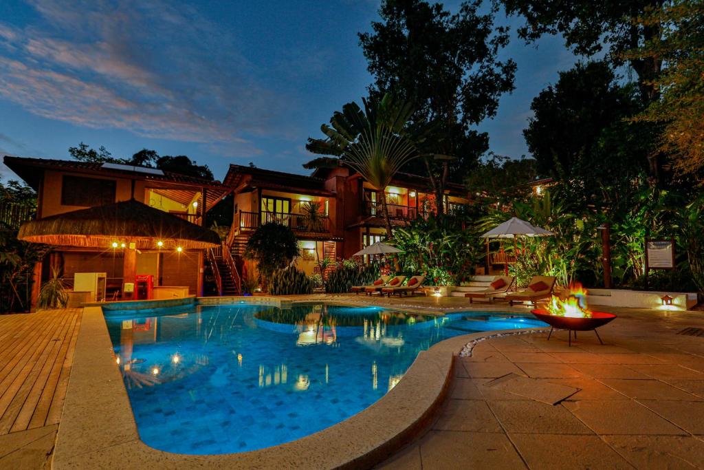 um resort com piscina à noite em Paraíso Ecológico Pousada & SPA em Arraial d'Ajuda