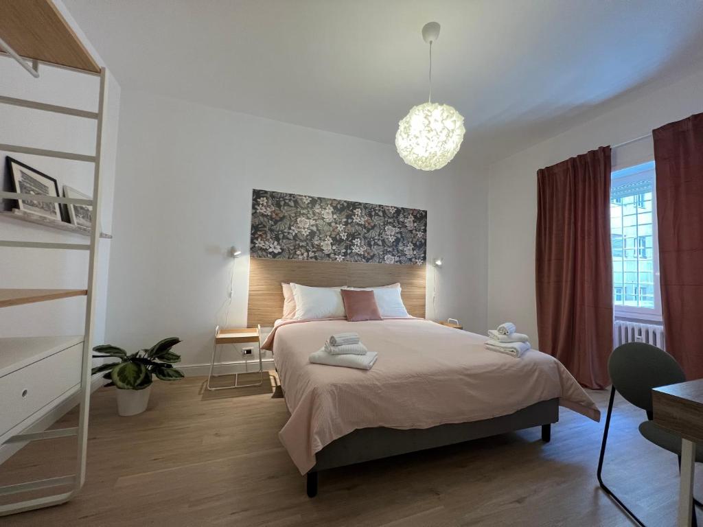 ein Schlafzimmer mit einem Bett und einer Topfpflanze in der Unterkunft Appartamento Millelire in Rom