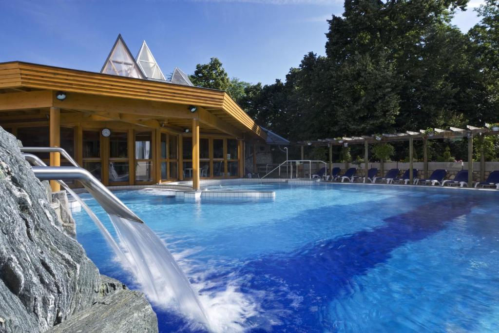 una piscina con un tobogán de agua en Ensana Thermal Hévíz, en Hévíz