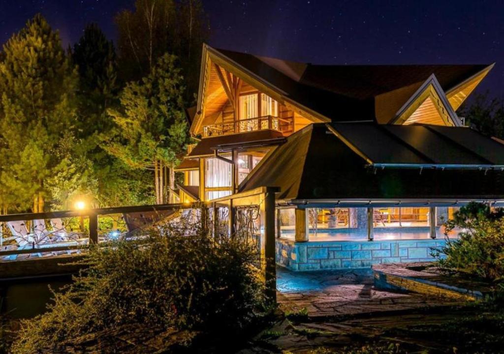 uma casa à noite com as luzes acesas em Willa Chruślice-Basen sezon,Sauna em Nowy Sącz