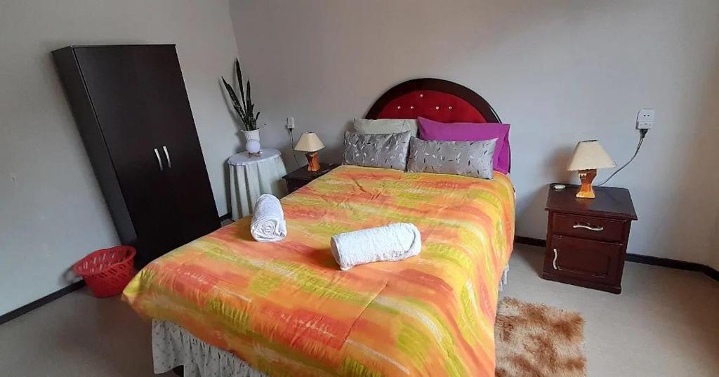 Un dormitorio con una cama grande con dos almohadas encima. en Departamento en Plaza de Yanahuara, en Arequipa