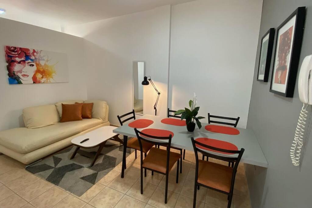 een woonkamer met een tafel en stoelen en een bank bij Comodisimo y Céntrico - Netflix in Santa Cruz de la Sierra