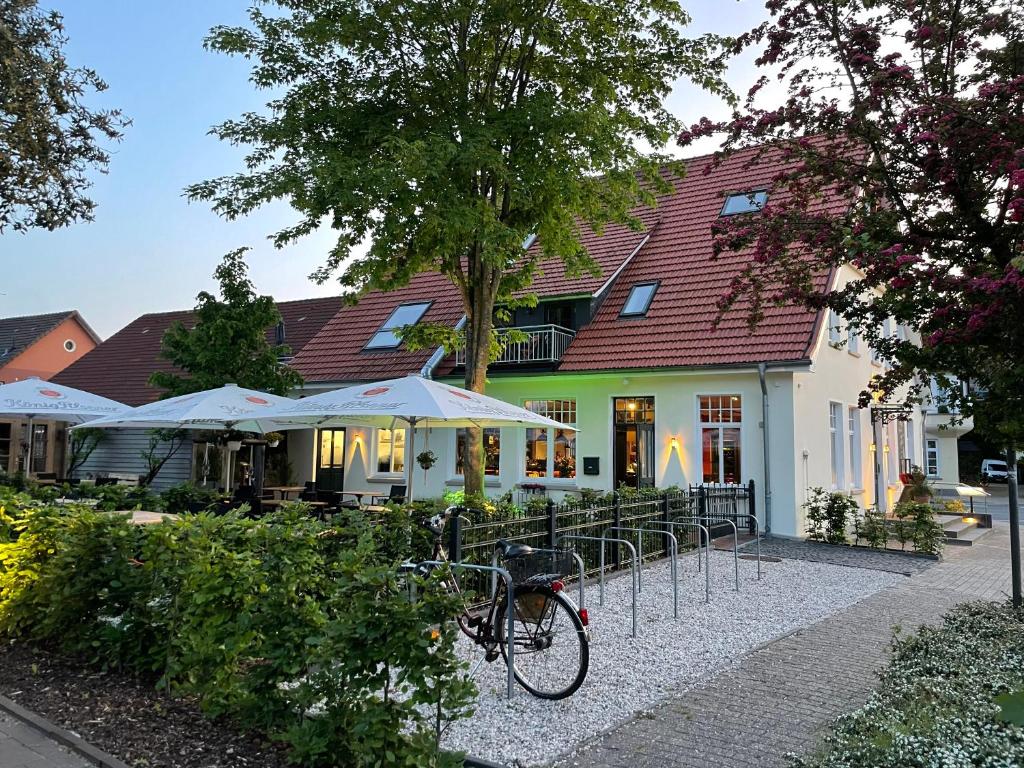 una bicicleta estacionada frente a un edificio en Luxus Lindenhof Apartments -Ferienwohnungen in Friesland an der Nordsee am Naturschutzgebiet Urwald, en Neuenburg