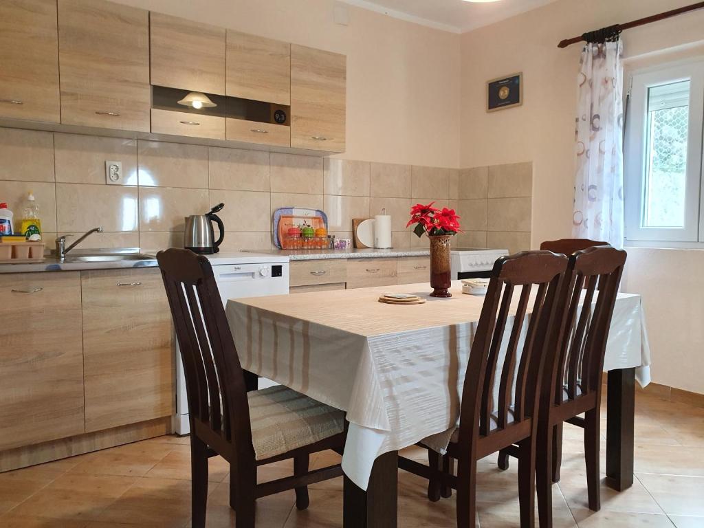 Kuchnia lub aneks kuchenny w obiekcie Apartment Marta