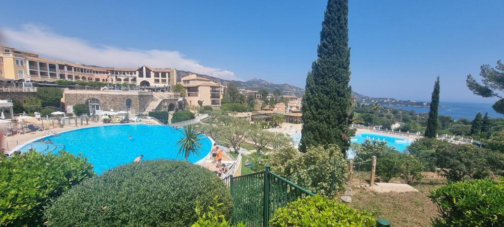 Bazén v ubytování Agay Cap Esterel Village Allée Fleurs - F2 Clim vue golf et mer - Grande terrasse plein sud nebo v jeho okolí