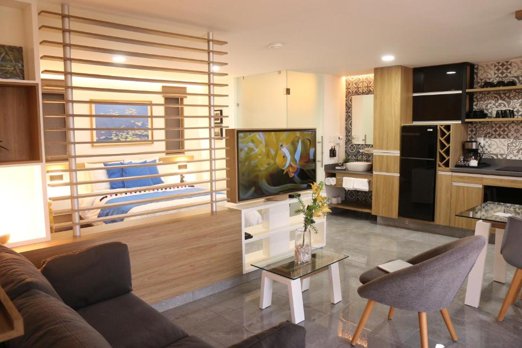 - un salon avec un canapé et une télévision dans l'établissement The Lu'um House, à Tuxtla Gutiérrez