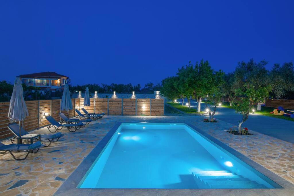 Πισίνα στο ή κοντά στο Villa Saliaj