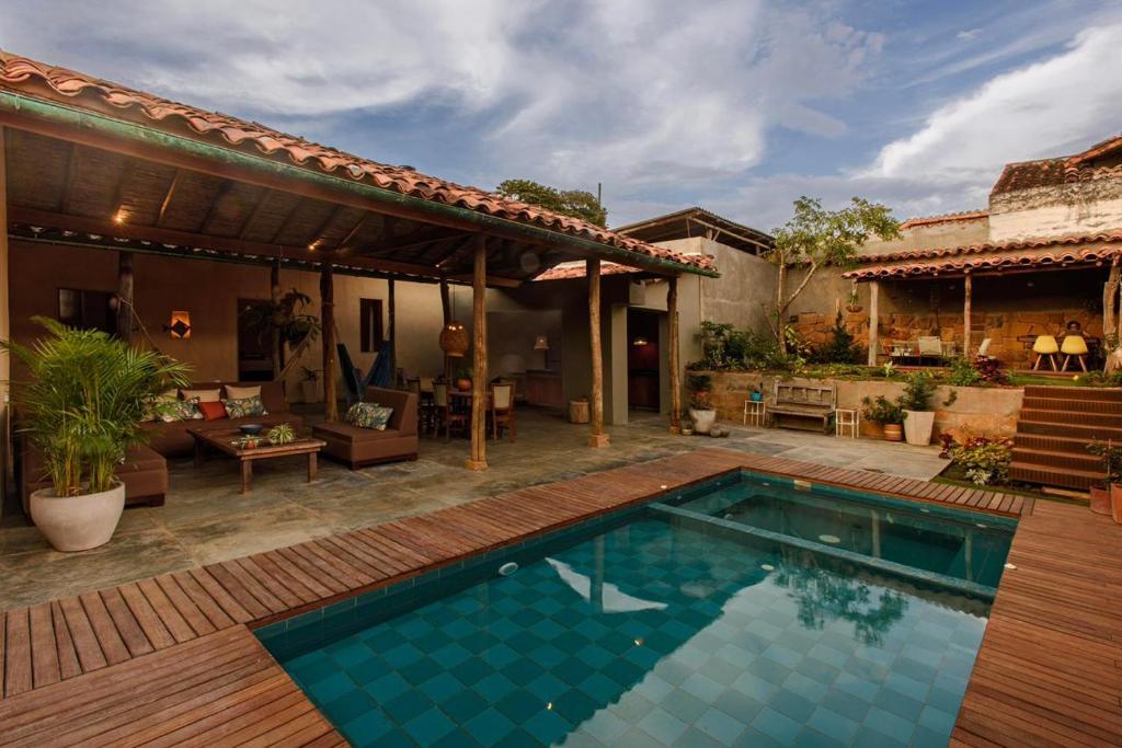 - une piscine dans une cour avec une maison dans l'établissement CASA JUANA BARICHARA, à Barichara