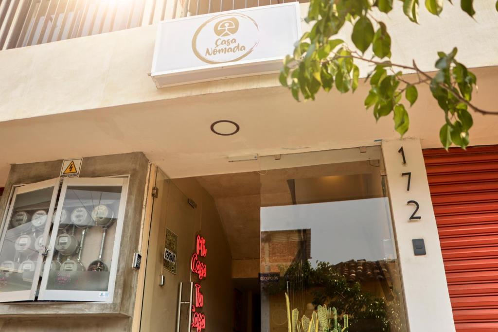 Casa Nomada Hotel - Hostal في توكستلا غوتيريز: واجهة متجر مع لافتة فوق الباب