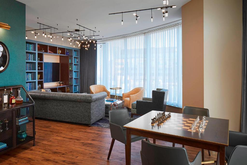 Posezení v ubytování Hotel Zachary, Chicago, a Tribute Portfolio Hotel