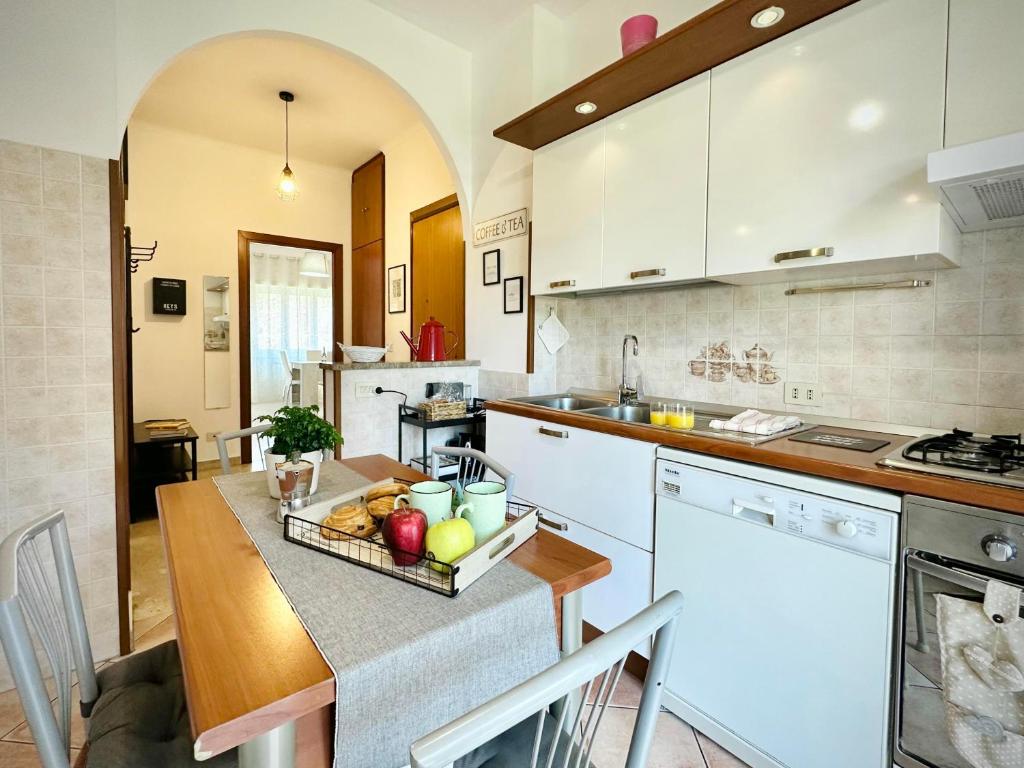 ローマにあるMAX Apartmentのキッチン(テーブル、フルーツボウル付)