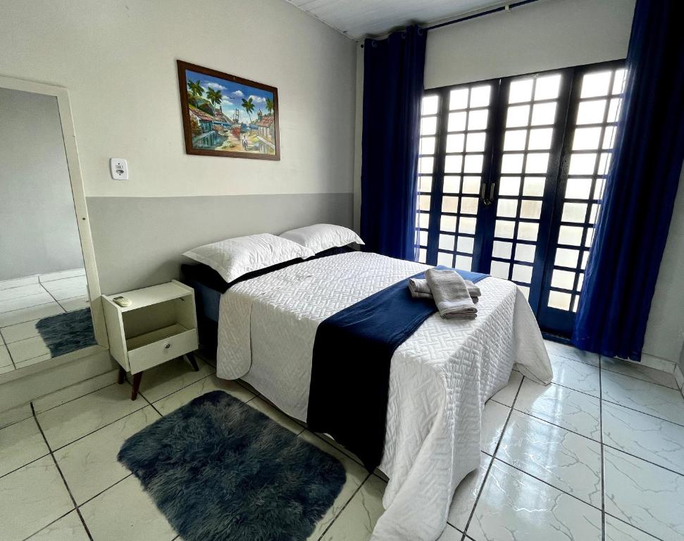 sypialnia z 2 łóżkami i oknem w obiekcie Casa no Centro (Orla de Marabá) w mieście Marabá