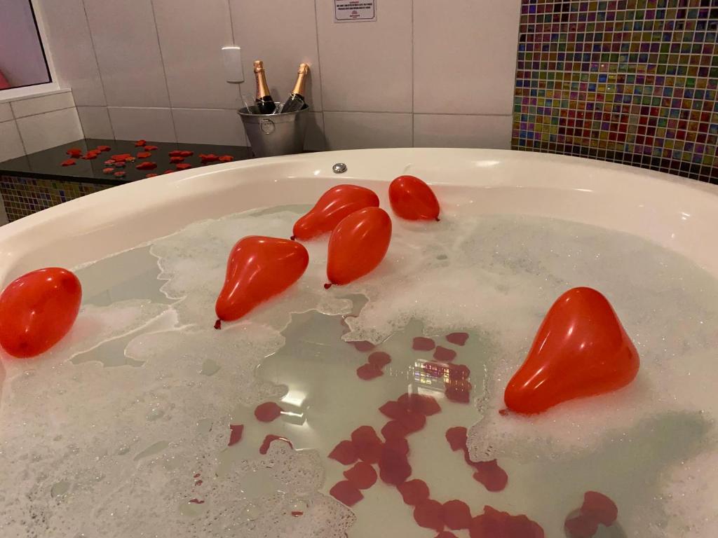 a group of red peppers in a bath tub at Refugius Motel in São Paulo